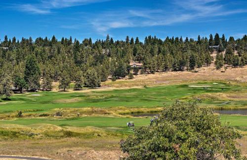 Klamath Falls House | Klamath Falls Townhome with Deck and Resort Amenities!