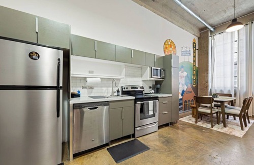 Old City Condo | Knox Loft Walk to Market Square & UT One of a Kind Mural + Arcade Fun