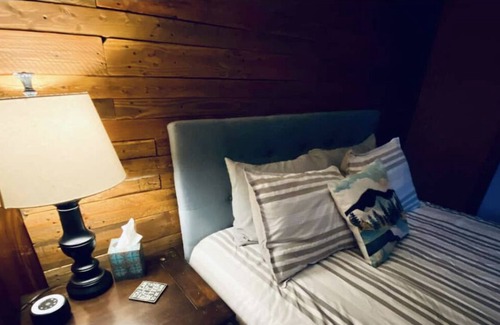 Huffman - O' Malley Apartment | Kodiak Kave- Sleeps 5, hot tub, S. Anch close to amenities!