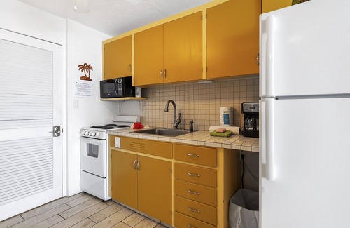 Kahaluu Bay Condo | KONA MAGIC SANDS#309 TOP FLOOR DIRECT BEACHFRONT, AIR CONDITIONING!
