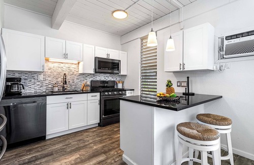 Historic Kailua Village Condo | Kona Mansions#105 1st Floor, Remodeled Unit w/Ocean views & Air Conditioning
