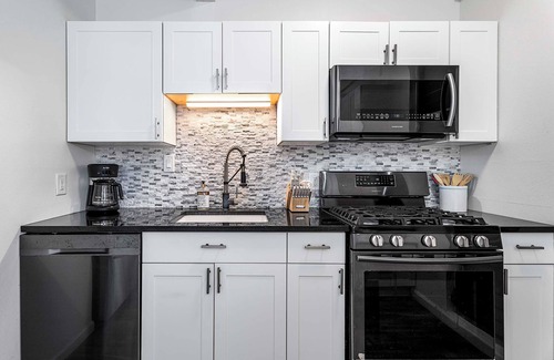 Historic Kailua Village Condo | Kona Mansions#105 1st Floor, Remodeled Unit w/Ocean views & Air Conditioning