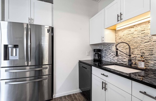 Historic Kailua Village Condo | Kona Mansions#105 1st Floor, Remodeled Unit w/Ocean views & Air Conditioning