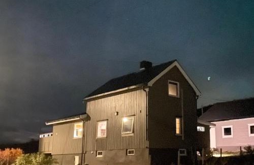 Lyngen House | Koselig hus nær sjø og fjell
