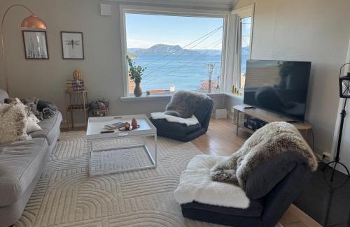 Leirvik Apartment | Koselig leilighet med utsikt, gåavstand fra sentrum