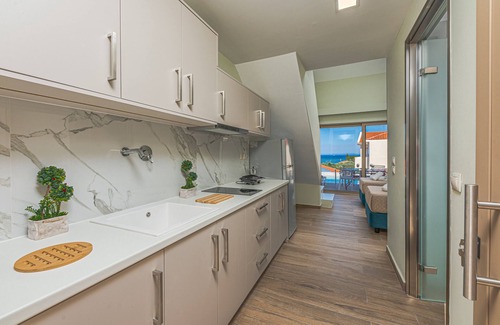 Amoudi Apartment | Kozanos Suites with Private Pool