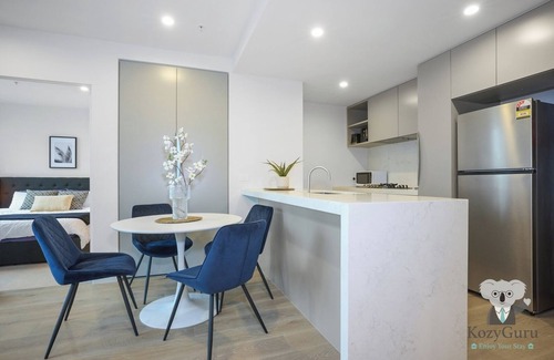 Melbourne Central Business District Apartment | KozyGuru | Melbourne CBD 2Bed Apt + Stunning Views