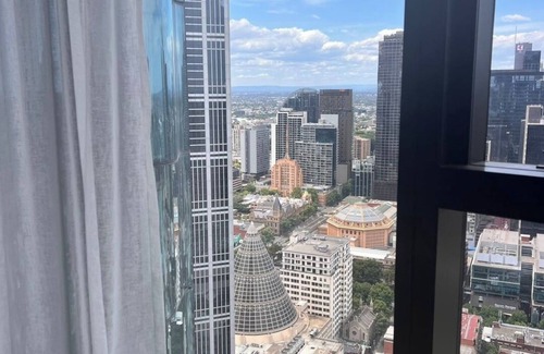 Melbourne Central Business District Apartment | KozyGuru | Melbourne CBD 2Bed Apt + Stunning Views