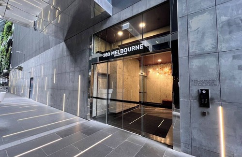 Melbourne Central Business District Apartment | KozyGuru | Melbourne CBD 2Bed Apt + Stunning Views