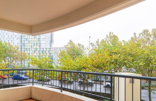 Redfern Apartment | KozyGuru | Redfern | Cozy Apt near Train Station