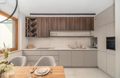 Grzegorzki Apartment | Kraków Prestige Suites - 61m2, Parking, Balcony, Workspace, AC - by Rentujemy