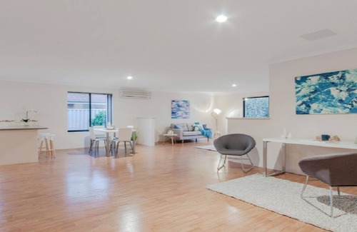 Secret Harbour House | Kum - relaxed feel in the sought after coastal town of Secret Harbour.