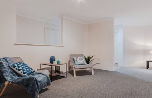 Secret Harbour House | Kum - relaxed feel in the sought after coastal town of Secret Harbour.