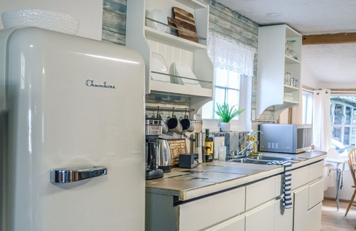Comox House | Kye Bay Pet Friendly Steps to Beach - Encl. Porch