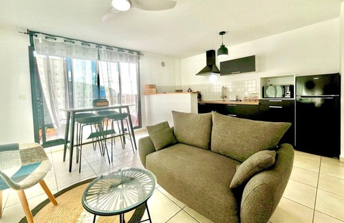 Sainte-Clotilde Centre Apartment | L'échappée Bleue, sea view, close to the airport