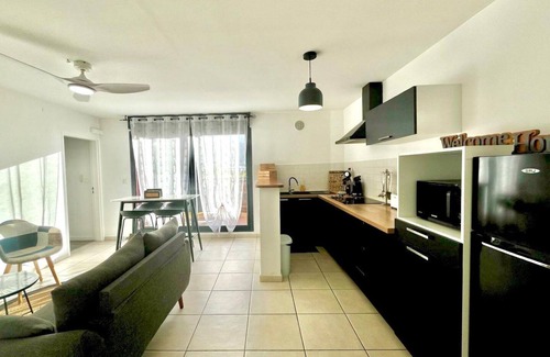 Sainte-Clotilde Centre Apartment | L'échappée Bleue, sea view, close to the airport