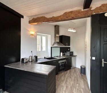 Montaigu-de-Quercy Apartment | L'élégant T3 coeur du village parking facile