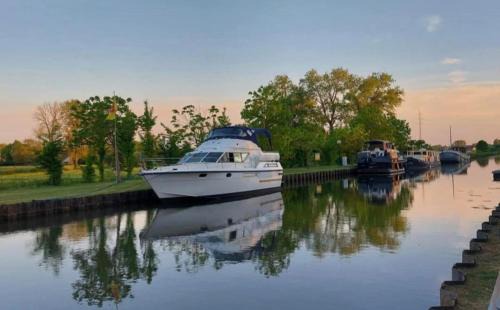 Chievres Boat Rental | L'évasion