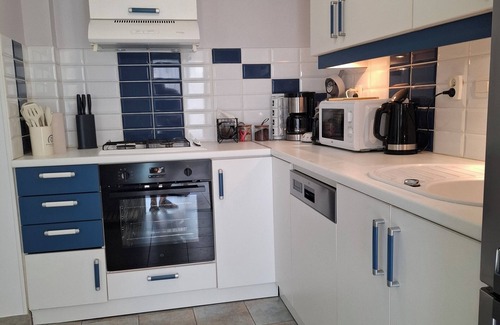 Quartier des Dunes House | L'Abri Châtelaillonnais, sleeps 7, close to the beach and market.
