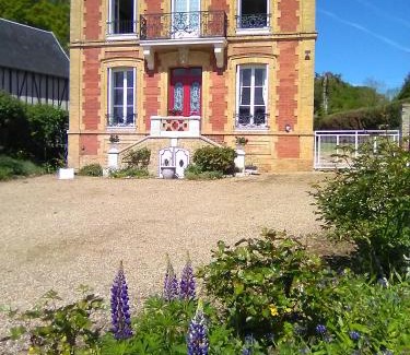 Mesnil-en-Ouche House | L'Ajoussienne