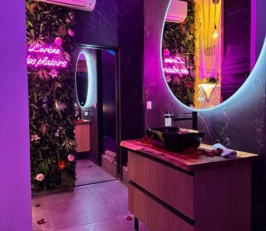 Quartier Administrations Apartment | L’arène des plaisirs - love room