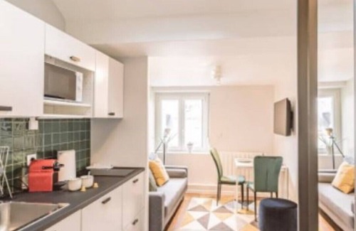 Courlancy Apartment | L'arc en ciel, facing the Cathedral 3D