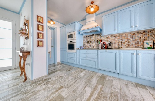 Playa del Cable Ski Chalet | L'AZDORA LA CONCHA CLOSE TO THE SEA