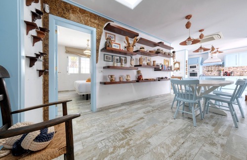 Playa del Cable Ski Chalet | L'AZDORA LA CONCHA CLOSE TO THE SEA