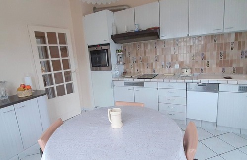 Aurillac House | L'enclos de Lys - Appartement Avec Grand Balcon et Accès Direct au Jardin