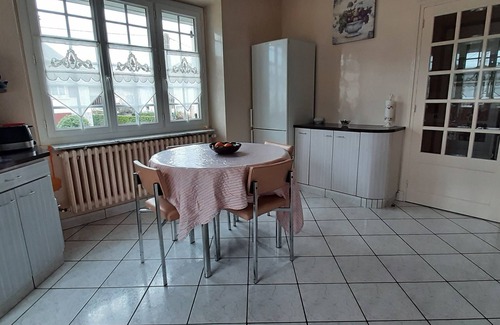 Aurillac House | L'enclos de Lys - Appartement Avec Grand Balcon et Accès Direct au Jardin