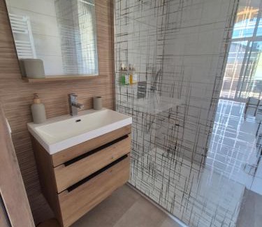 Mortagne-sur-Gironde House | L Etel - spa extérieur vue étoiles de la chambre et vélos électriques