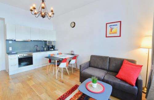Ottakring Apartment | L&G's Apartment - Balcony - Close to Car Park