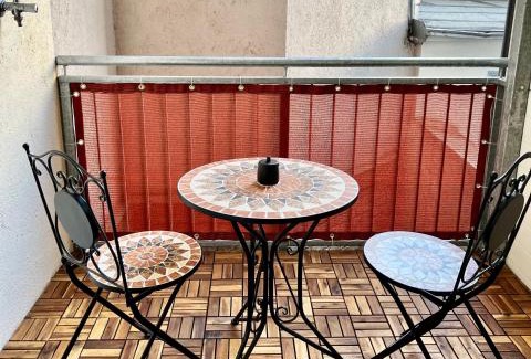 Ottakring Apartment | L&G's Apartment - Balcony - Close to Car Park