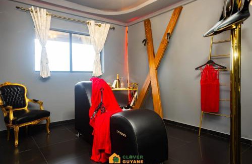 Cayenne Apartment | L'interdit Love Room - Miroir au plafond 2x2m