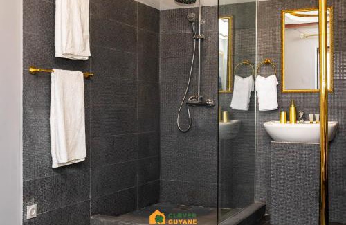 Cayenne Apartment | L'interdit Love Room - Miroir au plafond 2x2m