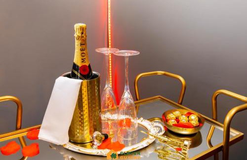 Cayenne Apartment | L'interdit Love Room - Miroir au plafond 2x2m