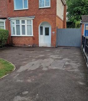 Bilston Apartment | L & J ESCAPES-4 BEDROOMs SUITABLE FOR CONTRACTORS AND FAMILIES- LARGE PRIVATE PARKING-10 MINUTES TO M6 JUNCTION 9