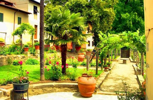 Castelfranco di Sopra Apartment | L'oasi del Borgo con Biliardo e Camino nelle Balze