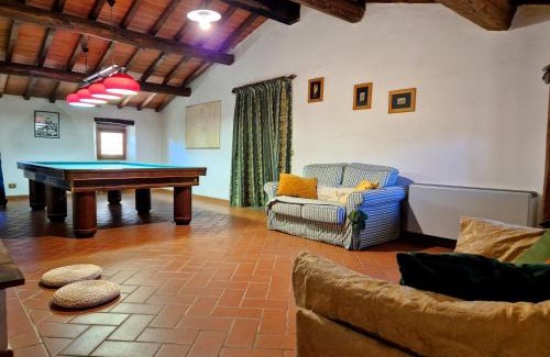 Castelfranco di Sopra Apartment | L'oasi del Borgo con Biliardo e Camino nelle Balze