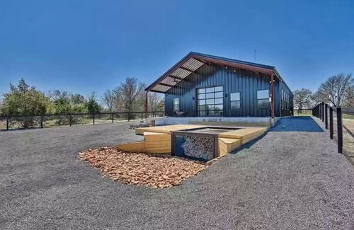 Ledbetter House | L Star Ranch Modern Barndominium - 15 minutes from Round Top!