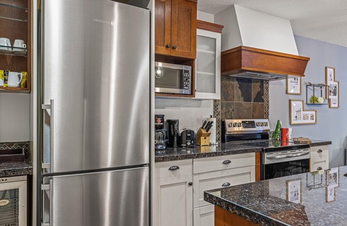 Canmore Resort | L109-HotTub/Pool/KingBed/Gym/FreeParking/2BR/Sleep6