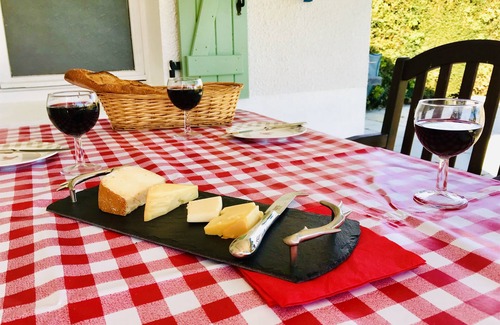 La Chapelle-Saint-Etienne House | La Blatière Farmhouse-pool, sauna&gym-games room.Rural setting close to it all.