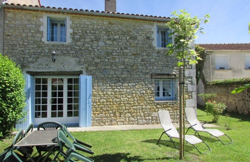 Le Gua House | La Brise Marine vacation home with heated pool near Royan