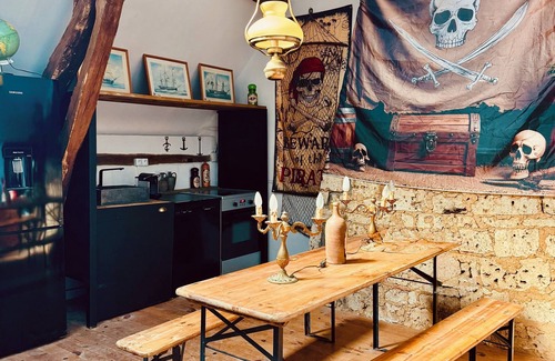 Montreuil-sur-Therain House | La cachette des pirates/unusual accommodation/movies and popcorn!