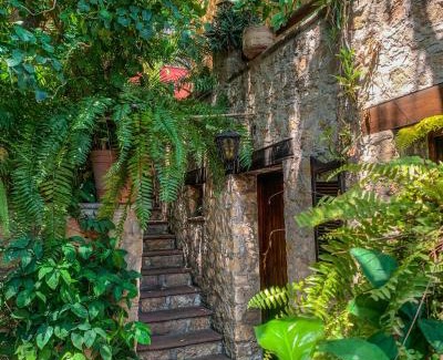 Tequesquitengo Hotel | La Casa del Guamúchil