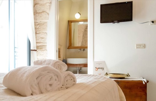 Old Town Cisternino Apartment | La Casa delle Rose by Typney