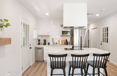 Greater East End House | La Casita Blanca - Cozy Modern & Close to Downtown