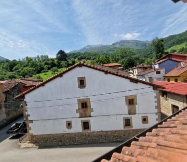 Cabrales House | La Casona de Pascueru de POO DE CABRALES