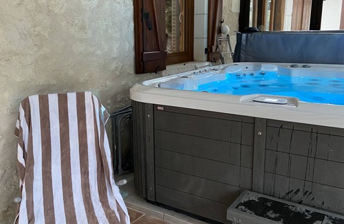 Thesee House | La Charmeraie: charming gîte with pool and spa
