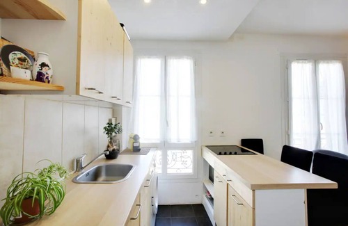 Puteaux Apartment | La Défense view, Contemporary, all comforts.
